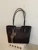 Bolsa de mano retro de alta gama para mujer, nueva colección de otoño 2026, bolsa de gran capacidad para el día a día, bolso de hombro exquisito y versátil