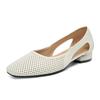 Sapatos Individuais Quadrados Perfurados de Pele de Cordeiro Ultra-Macios Estilo Francês para Mulheres Primavera e Outono 2026 Sola Macia Salto Grosso Biqueira Fechada Sandálias Romanas