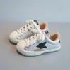 Tênis infantis com biqueira de concha 2026 outono novo estilo coreano sapatos para meninas para crianças maiores com solas macias e design desgastado com padrão de estrelas sapatos da moda