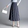 Saia xadrez da moda para mulheres, novo estilo outono e inverno de 2026, cintura alta, modeladora, saia evasê que cobre o quadril, saia midi tipo guarda-chuva, moderna