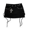 Mini saia jeans punk com tachas e cruz, com cordões laterais, saia evasê de cintura baixa, saia estilo gótico escuro