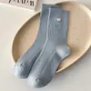Calcetines de encaje de bloques de color hasta la pantorrilla para mujer, estilo fino de verano con bordado de corazón, calcetines largos de algodón a rayas estilo universitario de doble aguja