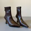 Botas de salto alto marrons 2026, novas, da moda, de perna fina, bico fino, com painéis elásticos, saltos finos e zíper traseiro, botas de moda