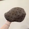 Chapéu Plano de Camurça com Bolinhas Estilo Coreano Outono/Inverno Novo para Mulheres, Estilo de Rua com Aba Larga Faz o Rosto Parecer Menor, Chapéu de Pintor, Boina Tendência