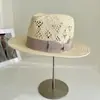 Sombreros Fedora Estilo Caballero Calado Sombrero Jazz para Mujer, Sombrero de Paja Protector Solar de Verano, Sombrero de Paja de Seda Marrón de Tres Partes Estilo Old Money Moderno