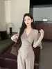 Conjunto de dos piezas adelgazante: Top de Camiseta de Manga Larga para Mujer, Pantalones Casuales de Pierna Ancha con Caída para Otoño, Corte Ajustado, Cuello en V Cruzado, Elegante