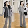 Conjunto de Três Peças para Maternidade Outono/Inverno 2026: Camiseta Color Block + Calça de Lounging Listrada + Colete Acolchoado