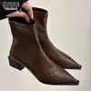 Botas curtas de bico fino estilo francês em couro genuíno para mulheres, novas botas de outono e inverno 2026, botas de salto grosso estilosas e finas, botas Martin de nicho