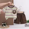 Conjunto de Verão para Meninos 2026 Novo Estiloso Infantil de Manga Curta com Gola Redonda Esportivo Duas Peças Moda Infantil Tendência