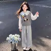 Roupa de outono estilo coreano para meninas: conjunto de colete de urso de desenho animado, camisa com gola de boneca e calça casual lisa simples
