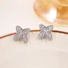 Brincos de Trevo de Quatro Folhas com Diamantes Inteiros Delicados Agulha de Prata, Brincos Versáteis de Luxo Leve da Moda Coreana, Acessórios de Orelha com Design Único de Nicho