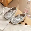Sapatos Mocassins Fofos Estilo Coreano Antiderrapantes Pequenos Sapatos de Couro para Meninas Sapatos de Princesa Infantis Estilosos Formato de Coração Primavera/Outono Sola Macia Bico Redondo Couro Envernizado