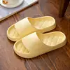 Zapatillas Estilo 2026 Cuadros "Sensación de Pisar Mierda" Frescas Moldeadas de Una Pieza Antideslizantes Silenciosas para Hogar Baño Chanclas En Stock Venta al Por Mayor
