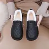 Zapatos de invierno de algodón para mujer, forrados de felpa, suela gruesa, estilo slip-on, botines para mamá, forrados de felpa y engrosados para abrigar, cómodos y fáciles de poner