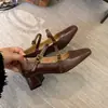Versión de Piel de Vaca 2026 Primavera Nuevos Zapatos Retro de Tacón Alto Grueso con Punta Cuadrada para Mujer con Tirantes Cruzados Delanteros en Marrón