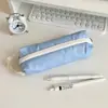 O mesmo estilo do Xiaohongshu: Estojo pequeno quadrado cor creme estilo japonês para estudantes, alto valor estético, grande capacidade, bolsa de papelaria portátil