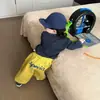 Roupa infantil 2026 outono novo estilo meninos estilo coreano simples e estilosa blusa de moletom de manga comprida com calça estilosa com letras da moda