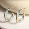 Los pendientes cruzados de estilo francés, simples y versátiles de Cao Shi, con un diseño único de goteo de aceite retorcido, son accesorios clásicos y exquisitos para el día a día.