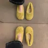 Chinelos de camurça de salto baixo estilo coreano, nova coleção outono/inverno 2026, forrados para aquecimento, modelo feminino, com laço e design de bico raso