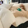 Juego de ropa de cama de cuatro piezas de terciopelo de leche con estampado de corazones rosas para otoño e invierno, que incluye una funda de edredón gruesa y cálida y un juego de sábanas de tres piezas