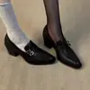 Mocasines retro de cuero estilo británico con doble hebilla, caracterizados por un tacón grueso, diseño sin cordones, adecuados para ir al trabajo, versátiles y que ofrecen una sensación relajada y cómoda