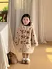 Invierno 2025 Nuevo Estilo Ropa Infantil Coreana Abrigo de Paño para Niñas con Capucha Punto de Polka Bordado de Felpa Chaqueta Larga Cálida