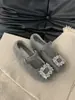 Zapatos de fieltro gris liso con punta cuadrada y pedrería para mujer, otoño e invierno 2025, zapatos Mary Jane peludos de felpa