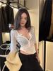 Camiseta Feminina Verão 2025 Novo Design Elegante Slimming Look Top Gola Redonda Ombro Direito Manga Média Estilo Hot Girl Americano