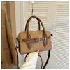 Bolso tipo Boston de diseño de nicho popular transfronterizo para mujer, estilo de viajero, nuevo bolso de hombro cruzado esmerilado otoño e invierno 2026