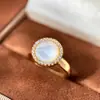 Pulseira Anel Corrente de Suéter Conjunto com Pérola Redonda Zircônia Brilhante Incrustada Envolvendo Disco Curvo de Concha Branca Natural