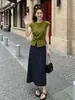 Moda de verano estilo coreano top de camisa de manga corta con nudo retorcido y abertura en el dobladillo y traje elegante versátil de lunares para mujer