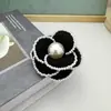 Broche de Perlas de Alta Gama Estilo Chanel para Mujer, Broche Pin de Alta Gama Novedoso Estilo Coreano para Abrigo y Suéter de Otoño e Invierno al por Mayor