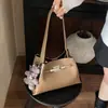 Elegante bolso de mujer 2026 modelo nuevo, color liso con patrón de lichi, moderno bolso tipo cubo, bolso de hombro y cruzado elegante y versátil