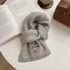 Novo Estilo de Lenço para Mulheres, Estilo Maillard Outono e Inverno Estilo Coreano Lenço de Moda Bordado, Lenço Quente para Estudantes Fabricante Atacado