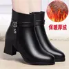 Botas Curtas Femininas 2026 Inverno Novos Sapatos de Couro Sapatos Femininos da Moda Couro Macio Irmã Sapatos de Algodão Sapatos de Cano Médio e Longo Acolchoados com Plush de Algodão