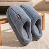 Chinelos de algodão fechados no calcanhar para homem, tamanho grande, novo modelo de inverno 2026, adequados para uso externo, antiderrapantes, uso doméstico, sapatos de algodão quentes com sola grossa para mulher