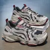 Nuevos zapatos de primavera-verano para hombre para comercio electrónico transfronterizo, zapatillas deportivas casuales de malla transpirable para correr, zapatos gruesos para hombre que aumentan la altura, zapatos de estudiante para papá