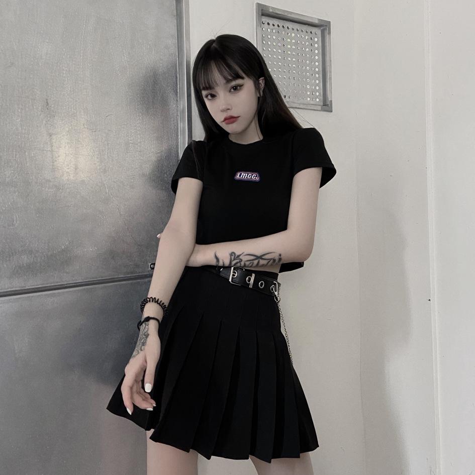 帮手描述图：短款上衣女ins夏季2021年新款韩国字母黑色紧