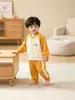 Conjunto de Roupas Novo para Bebê de Primavera Outono Macacão com Capuz para Bebê Saída Meninos e Meninas Conjunto de Duas Peças Infantis Roupas de Outono