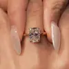 Impresionante anillo de diamantes vintage, diseño de nicho retro exquisito de lujo ligero con un toque de alta gama y artesanía intrincada