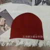 Gorro casual estiloso estilo coreano com logo de metal, elegante e versátil, faz o rosto parecer menor, cool e estiloso, perfeito para outono e inverno