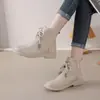 Nova Coleção Primavera e Outono 2026: Botas estilo Martin de cadarço em couro de flor integral com solas grossas, bico redondo confortável, zíper lateral e estilo retrô