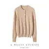 Suéter de cachemira con un estilo clásico y vintage, con un patrón de trenzas, cuello redondo y un diseño de punto suelto y versátil