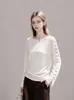 Camiseta branca de manga longa, ombro a ombro, com botões, para mulheres, início do outono, moderna, modelagem solta, casual, com um design único e estilo ombro a ombro. 25716