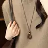 Colar com pingente de madeira e pedra olho de tigre vintage para mulheres, novo design 2026, único e estiloso, corrente longa para suéter, acessório simples
