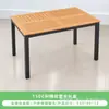 Conjunto Personalizado de Mesa e Quatro Cadeiras com Estrutura Simples de Liga de Alumínio Preta e Madeira Plástica na Cor Teak para Uso Externo em Cafés
