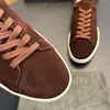 Tênis casuais masculinos de camurça com furos respiráveis, estilo transfronteiriço TF, disponíveis em várias cores com sola bege, uma escolha versátil para o dia a dia