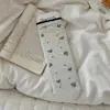 Calcetines de estilo universitario color caramelo marrón con bloques de color y estampado de rombos estilo coreano, nueva colección de otoño, calcetines hasta la pantorrilla con estampado floral, calcetines de algodón holgados