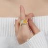 Anillo de diseño ancho con patrón de diamantes chapado en oro de acero de titanio de lujo ligero de moda nueva