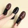 Una generación de zapatos nuevos de tacón bajo para mujer de primavera y otoño, unos cómodos zapatos de cuero marrón para los ancianos, para enviar a sus madres.